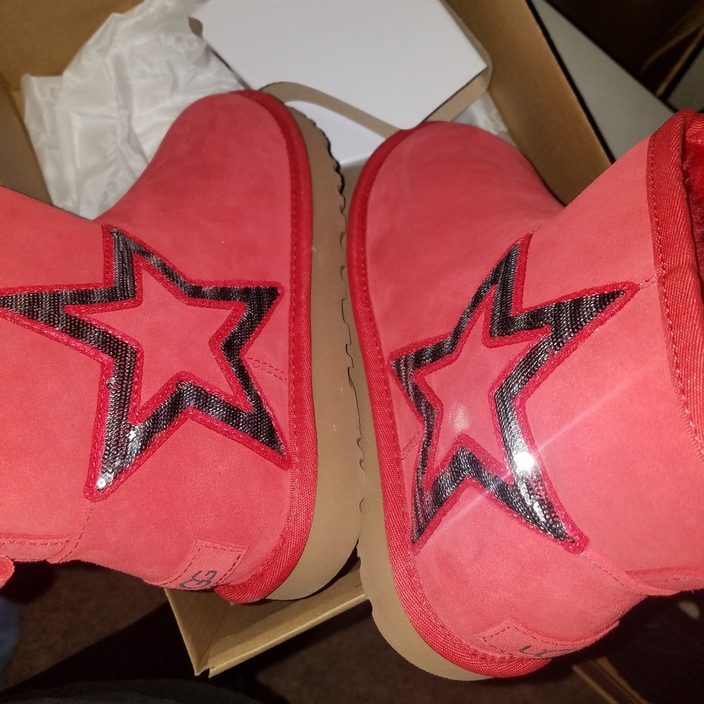New womens  UGGS  red classic mini w star, size 7